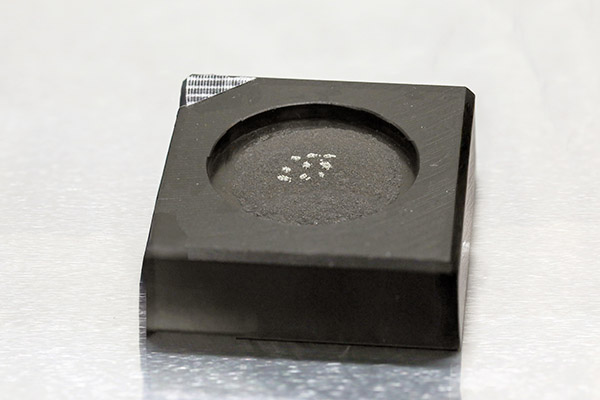 反射スペクトル計測用の台座に置いた、イルメナイト粉末（黒）と、その上に配置された輝石（白）の粉末