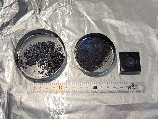 左から塊の状態、すりつぶした状態、粉末の状態のイルメナイト。