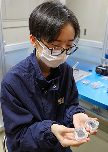 隕石を持った松岡さん