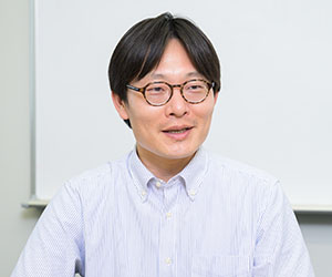 大西貴士特定集中研究専門員の写真