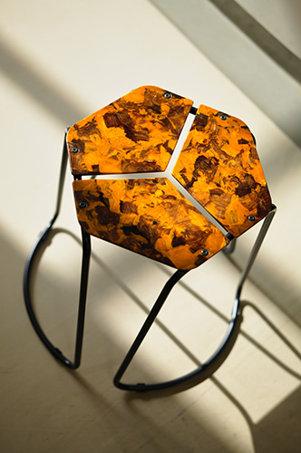 座面に木質流動成形品を使用した、鼈甲のような模様が美しいスツール