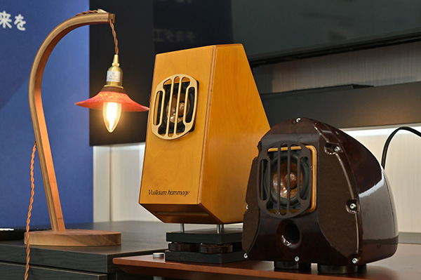 振動板に木質流動成形技術を用いたスピーカーの写真