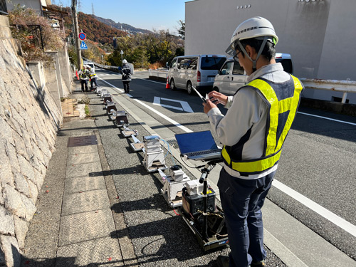 水道管腐食リスクを電気探査で評価する実証実験の様子
