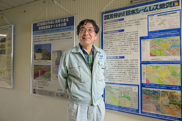 ポスターの前にたつ西岡キャリアリサーチャー