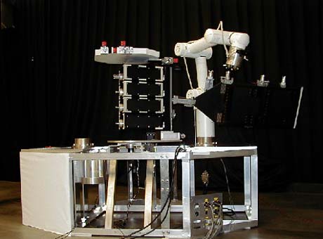 ロボットによる衛星組立の写真