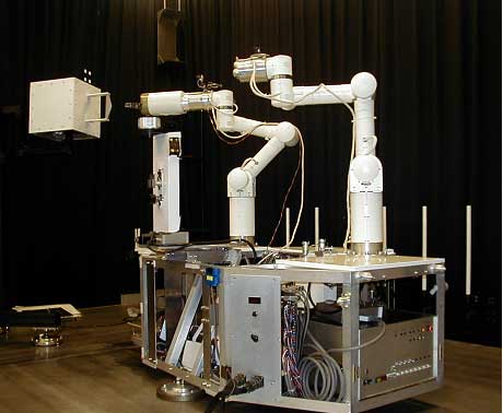 軌道保全作業機による模擬衛星捕獲の写真