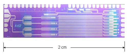 32,768個のNbN/TiN/NbN素子から構成される1V電圧標準チップの写真