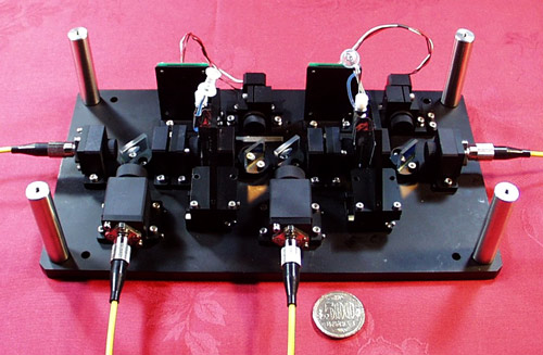開発した光制御型光スイッチ試作機の写真