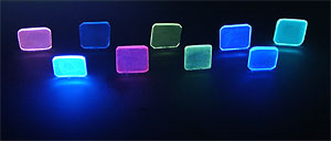紫外線(254nm)照射下で光る蛍光ガラスの写真