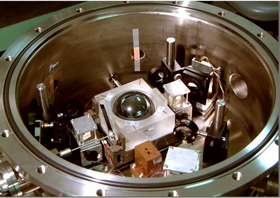 シリコン球の直径を測るレーザ干渉計の写真