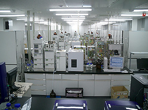 臨床バイオインフォマティクス研究施設内プロテオーム解析室の写真1