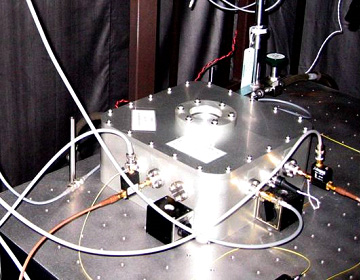 開発した世界最速の1550nm帯光子検出装置の写真