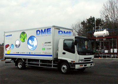 車両総重量８トンDME中大型トラックと落下式DME充填スタンド写真