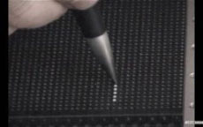 接触位置の検知精度ボールペンで押したピンが浮上する写真