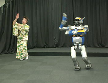 人とロボットの会津磐梯山踊りの写真
