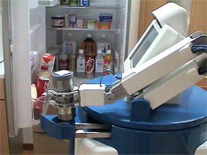 冷蔵庫と移動ロボットとの連携作業の様子の写真