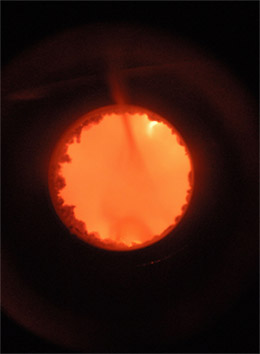 溶解中の溶融金属の写真