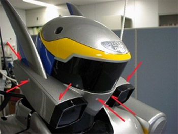 マイクロホンアレイを設置した人間型ロボットの頭部の写真