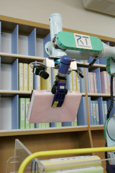 移動ロボットが本の片付け作業を行っている写真