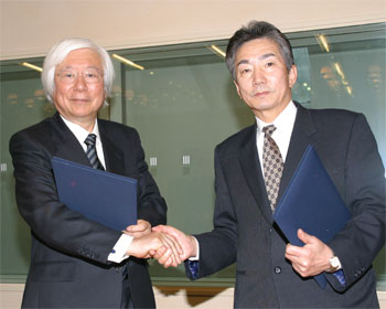 調印式の写真（左：吉川産総研理事長、右：吉本東北大学総長）