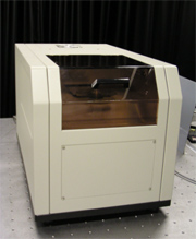 共同開発した卓上型ナノ加工機 の写真