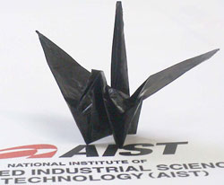 未精製高品質SWNTシートで作製した折り鶴の写真