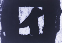 テレビ受像器に映し出された「イ」の字の画像