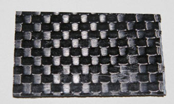 今回開発した粘土膜「クレースト」と炭素繊維強化プラスチックを積層した複合材料の写真1