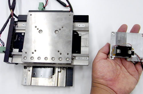リニアモーター駆動型ステージと超音波モーター移動機構の写真