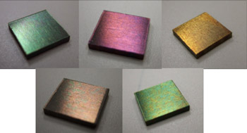 処理条件を変えて得られたさまざまな色彩のマグネシウム合金の写真
