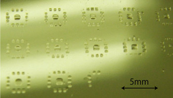 ナノ構造体でパターン化した基板での濡れ性の写真