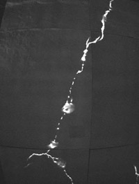 応力発光による橋梁のモニタリング画像の例の写真