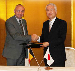 IMEC CEO ルク・ファン・デン・ホフ氏と産総研理事長 野間口 有の写真