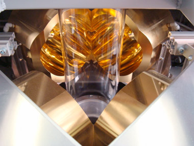 集光加熱用の反射鏡と溶融処理用石英管の写真
