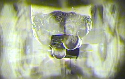 集光加熱によってアスベスト廃棄物が溶ける様子の写真