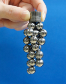 今回開発した重希土類元素を含まない高性能焼結磁石（Sm-Fe-N系）の写真