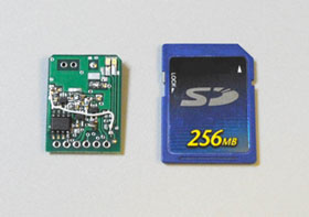 SDメモリーカードと小型放射線積算線量計本体部の写真