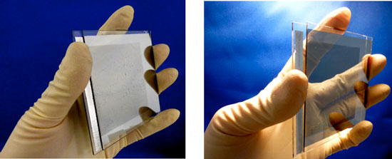 開発した調光ミラーデバイスの外観の変化(左：鏡状態、右：透明状態)の写真