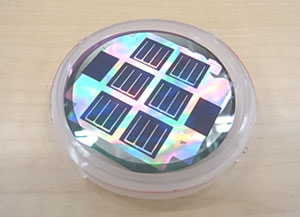 ハニカムテクスチャ構造の基板上に形成した微結晶シリコン太陽電池の写真