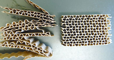 処理前基材（左）と多孔質シリカ被膜基材（右）の流水試験の結果の写真