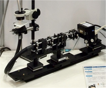 高感度分光分析技術による無侵襲血液検査の試作機の写真(a)
