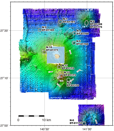 今回の調査で取得された最新の地形データとディープ・トウ（DT）による潜航、溶岩採取地点の図