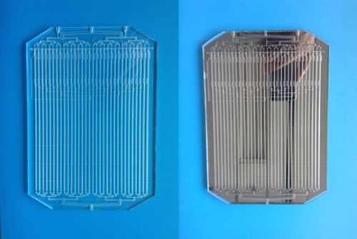 ガラス製B6サイズフローリアクター(左)とシリコンにより除熱を強化したフローリアクター(右)の写真