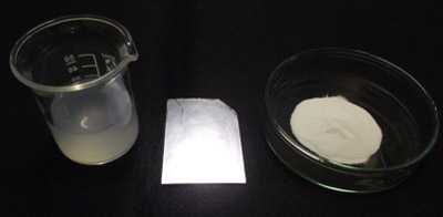 原料のアルミナナノファイバーゾル（左）、今回開発した光反射・断熱アルミナ膜（中央）、一般的なアルミナ粉末（右）の写真