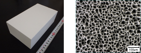 今回開発したファイバーレス高強度高断熱性材料の外観（左）と電子顕微鏡画像（右）の図