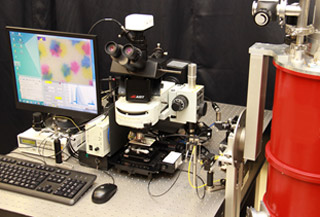 開発した光子顕微鏡（プロトタイプ）全体写真