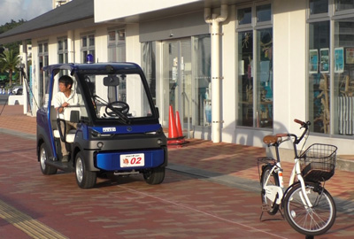 電磁誘導線の自動走行中に自転車をセンサーで検知し停止の写真