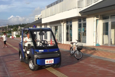 固定障害物である自転車横を回避通過の写真