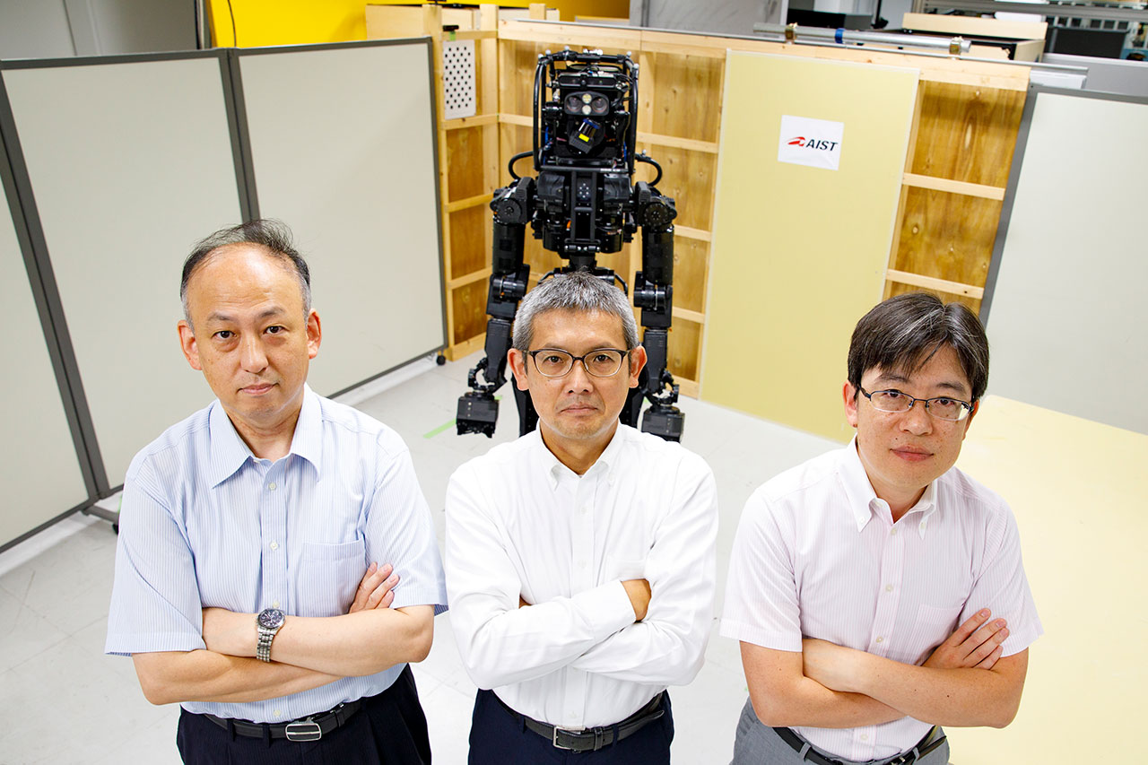 金広研究グループ長、金子上級主任研究員、阪口主任研究員とHPR-5Pの写真