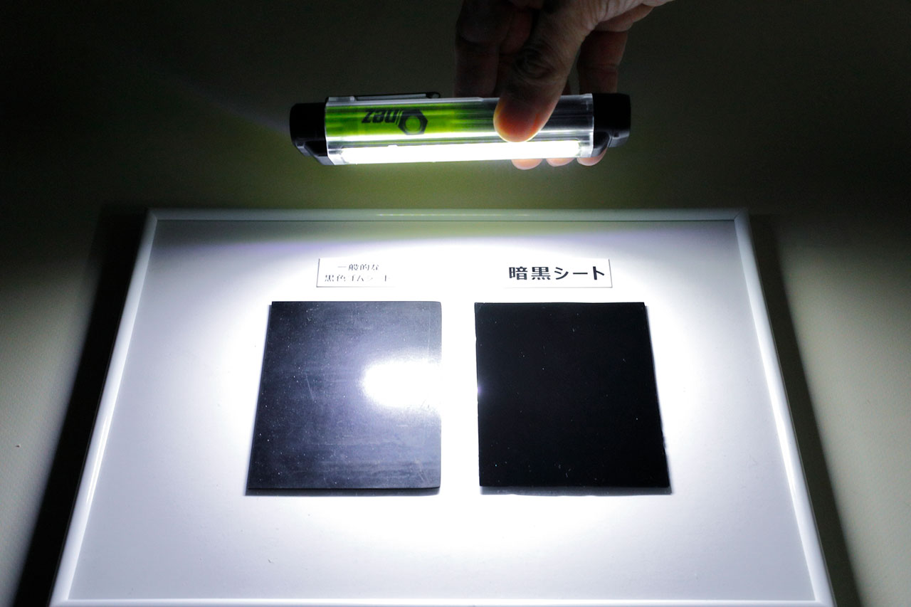 Photo1: Newly developed blackbody sheet and commercial black rubber